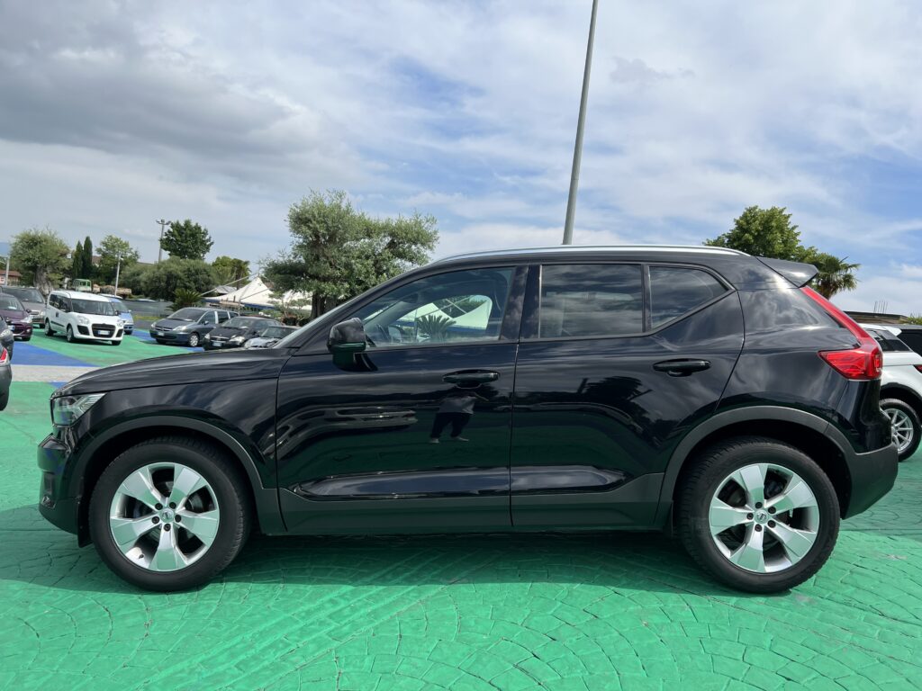 VOLVO XC40 2.0 PLUS DARK