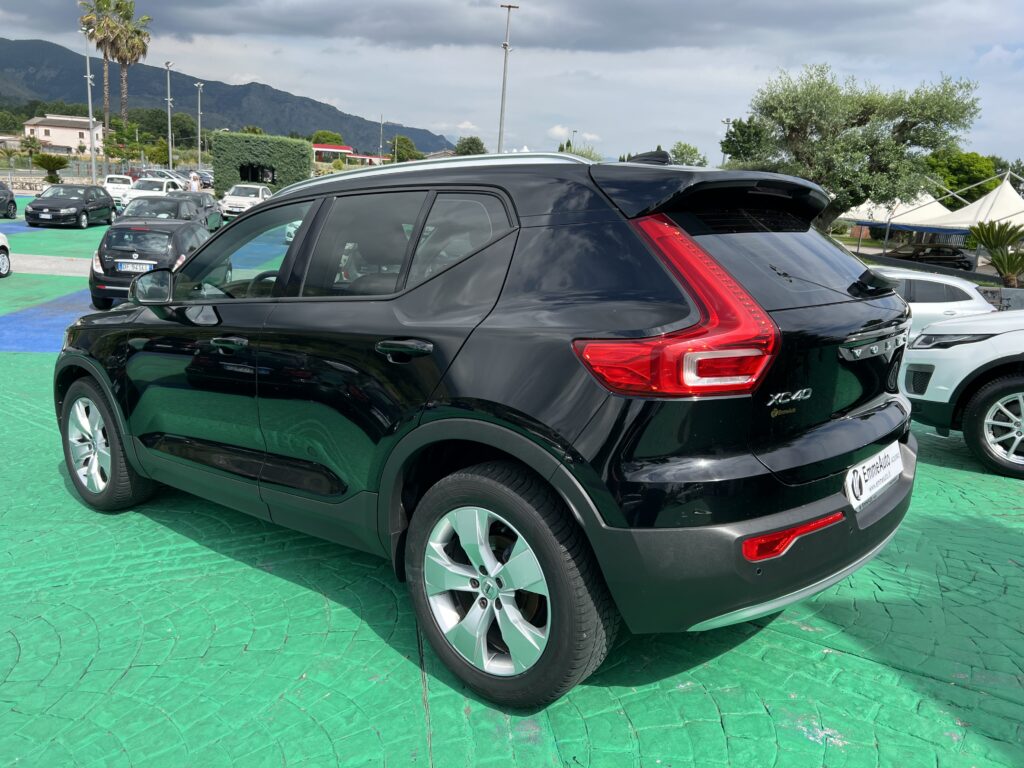 VOLVO XC40 2.0 PLUS DARK